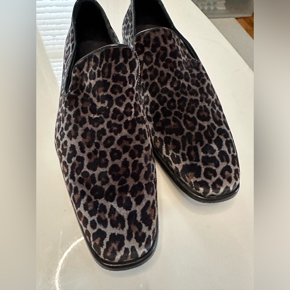 Men’s slip on black and grey leopard loafer! Great shape!